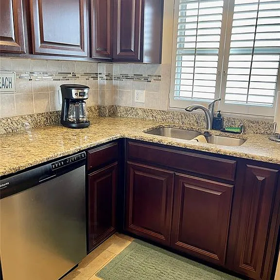 4650 Cove Cir #402 — Photo 8