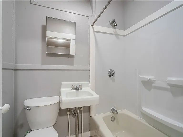 1247 Main St #3R — Photo 6