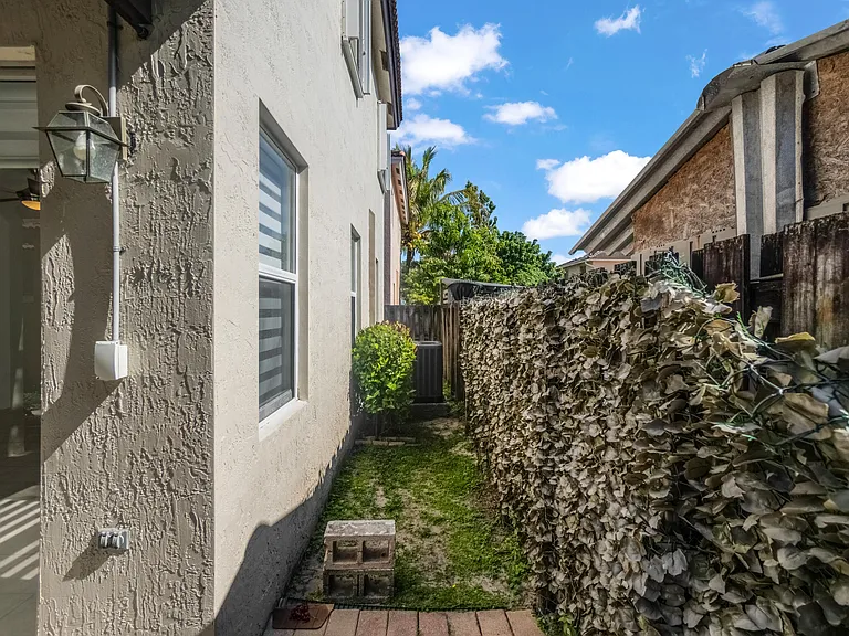 9002 SW 214th Ln — Photo 35