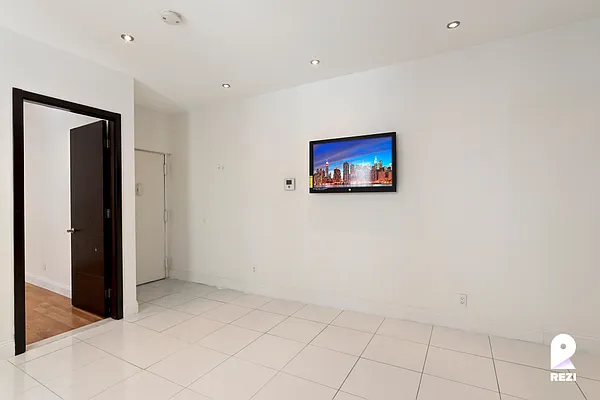 Rented by REZI | media 12