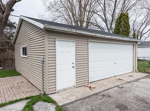 5th image of 2826 N Pine St