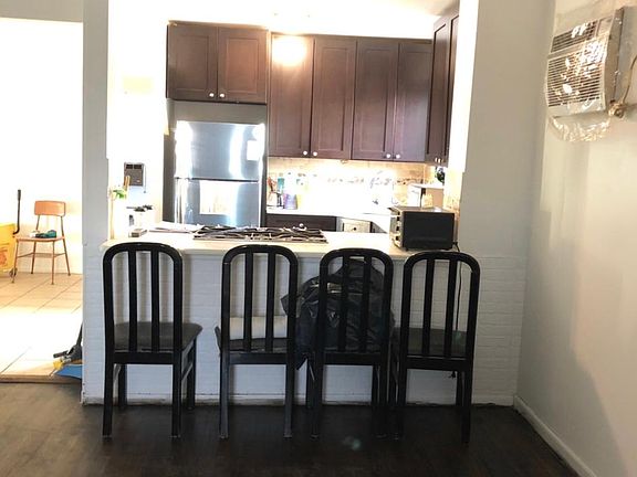4th image of 811 Swinton Ave