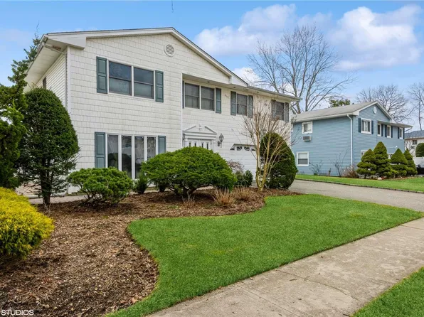 1785 Bard Lane, East Meadow, NY 11554