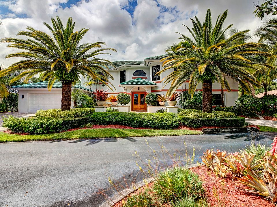 1st image of 325 Jacaranda Dr