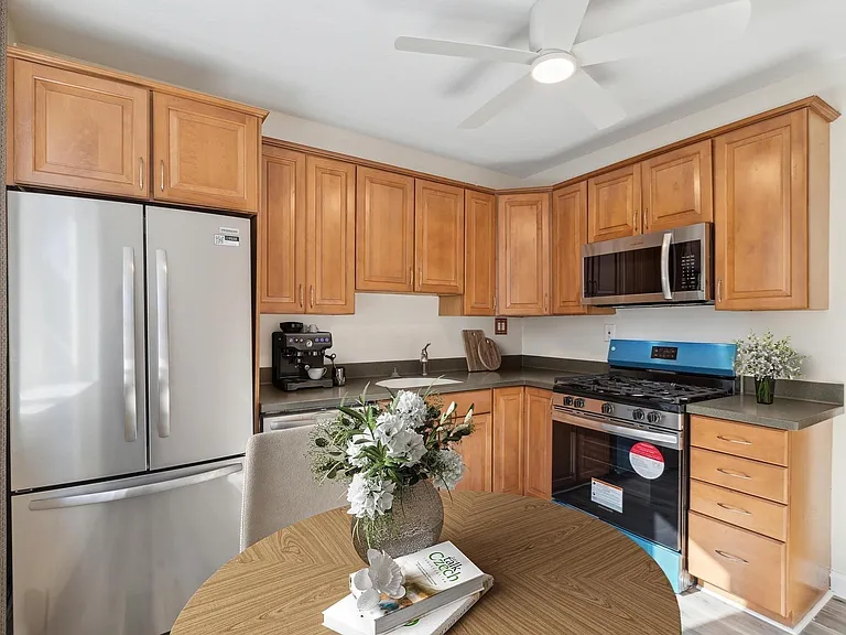 496 E 7th St #1 — Photo 3