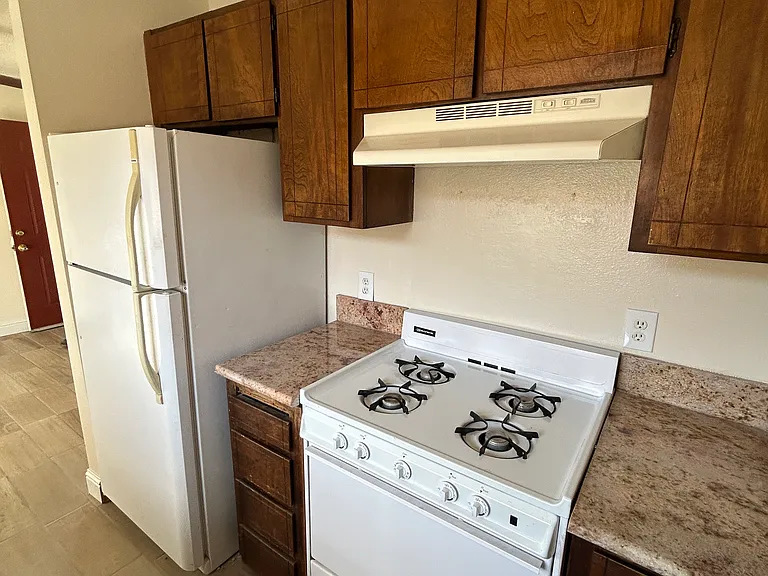 954 Greenfield Ave — Photo 5