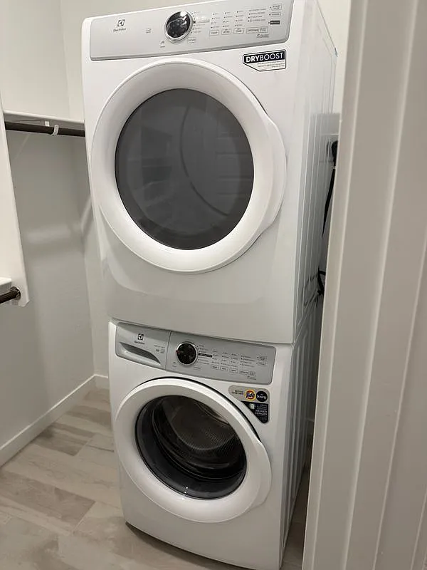 1 bed, 1.0 bath, 900 sqft, $1,300 — Photo 3