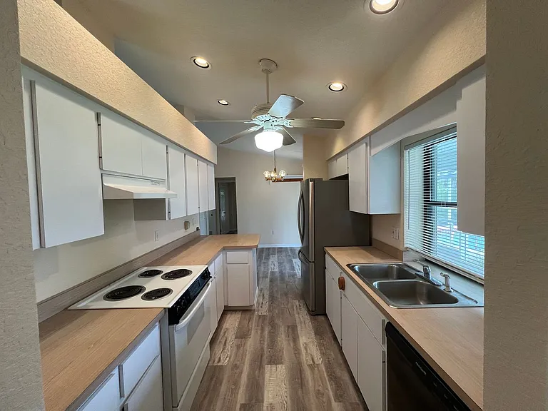 18090 Avonsdale Cir — Photo 12