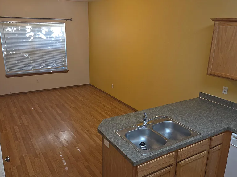 410 E 15th Ave — Photo 5
