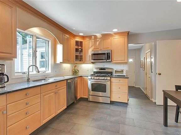 3rd image of 62 Howard Ave