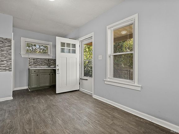 4th image of 4277 Pitt St