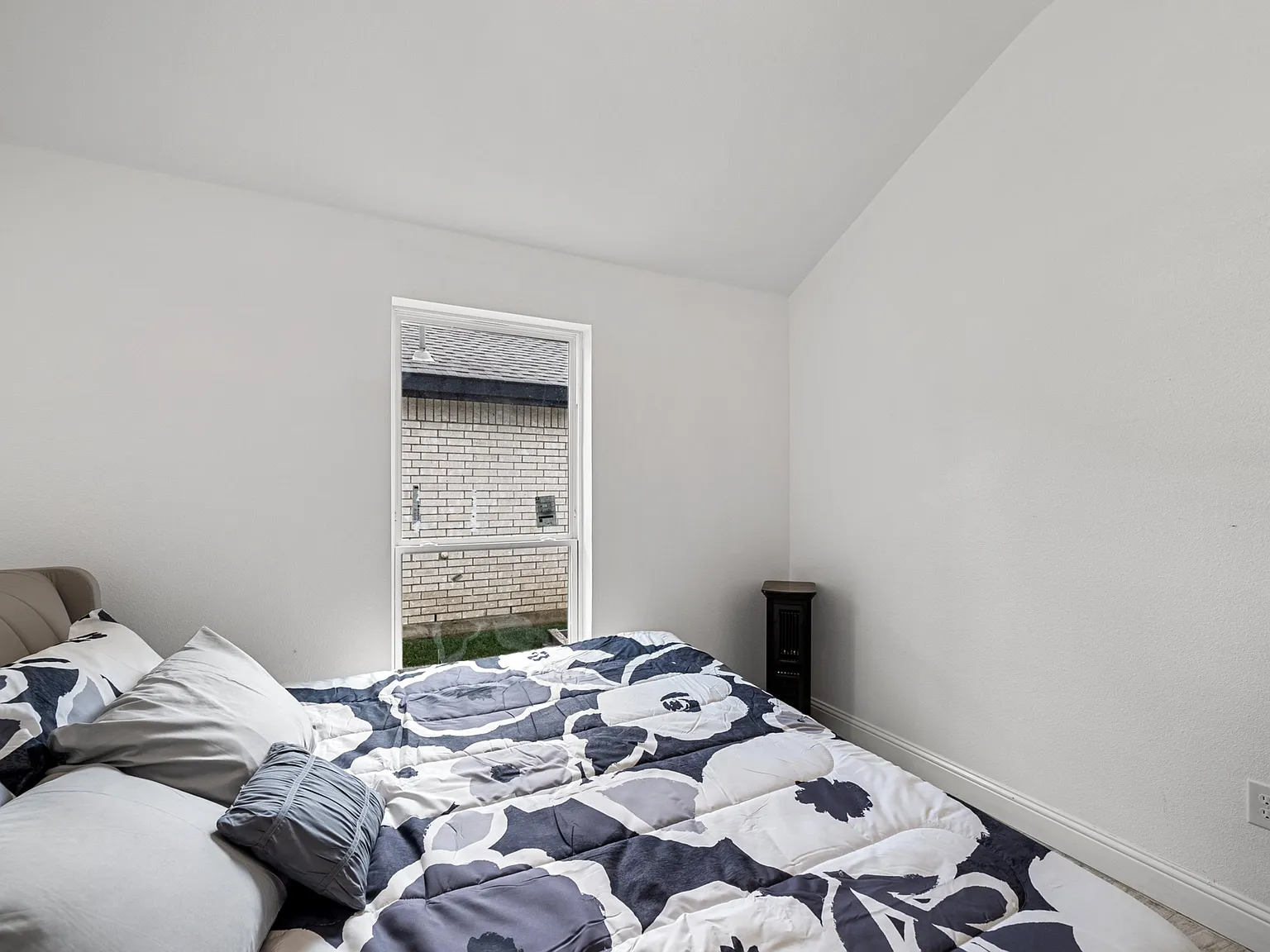 3 bed, 2.0 bath, 1925 sqft, $1,148 — Photo 2