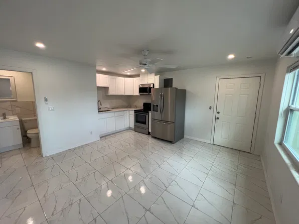4365 Golden Gate Pkwy #D, Naples, FL 34116