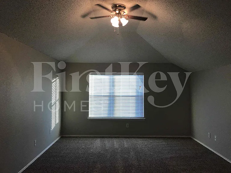 429 W Clover Park Dr — Photo 27