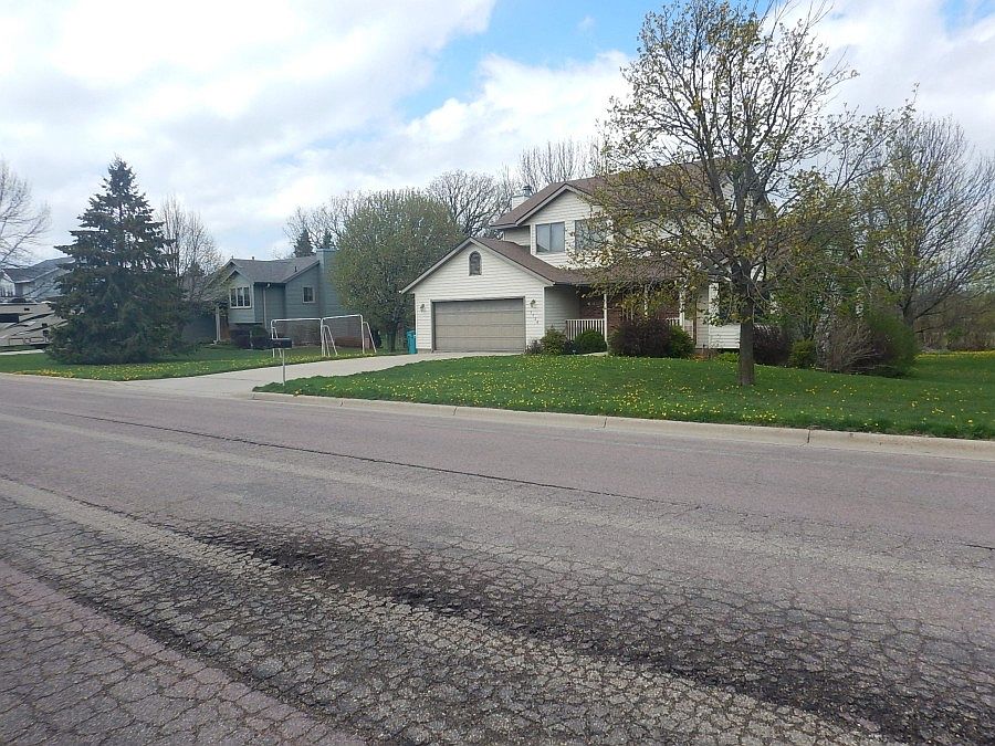 2nd image of 1738 Greenhaven Ln NE