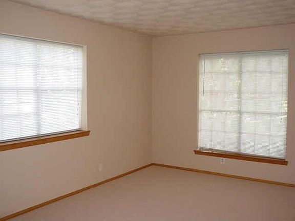 3rd image of 507 Willow Cir