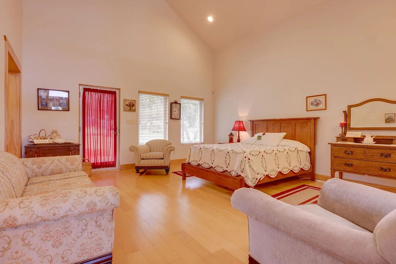 2 bed, 2.0 bath, 1367 sqft, $4,948 — Photo 3