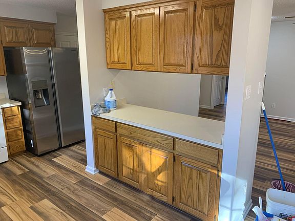 3rd image of 102 Creekview Ln
