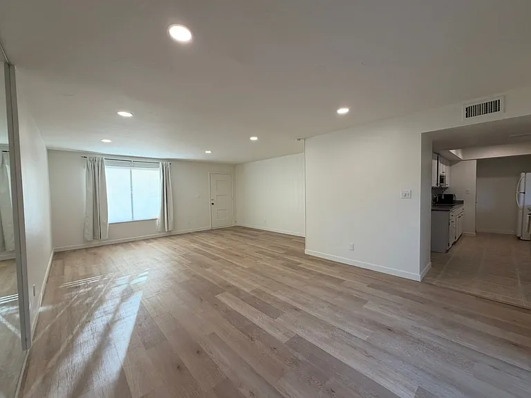 4818 S Alder Dr — Photo 2