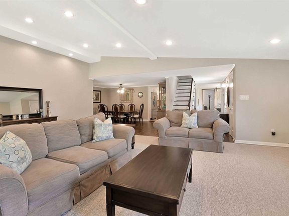 3rd image of 5 Somers Ct