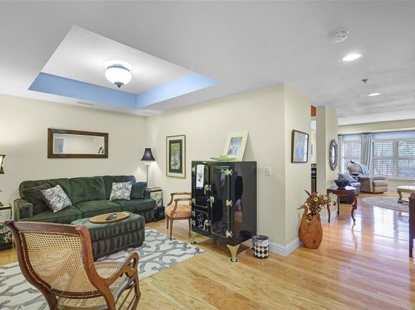 520 N And South Rd APT 105, Saint Louis, MO 63130