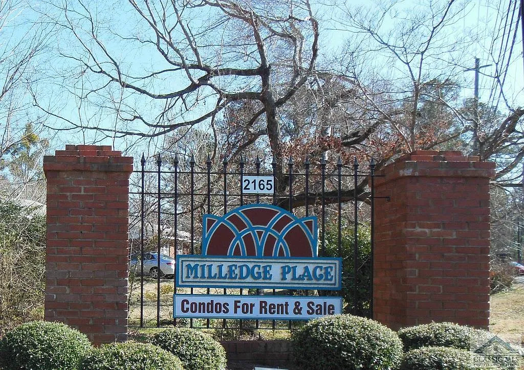 3 bed, 2.5 bath, 1325 sqft, $1,800 — Photo 2