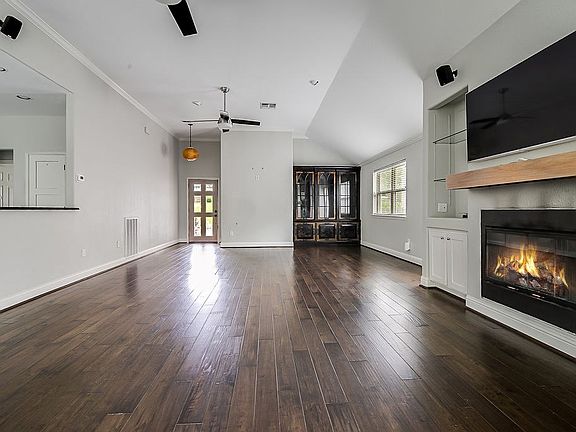 4th image of 218 E Creekview Dr