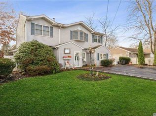 12 Ridgewood St, Bay Shore, NY 11706