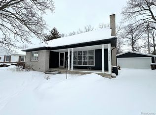 20648 Maple Ln, Grosse Pointe Woods, MI 48236