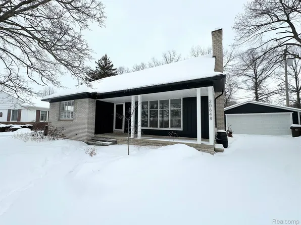 20648 Maple Ln, Grosse Pointe Woods, MI 48236