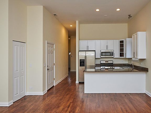 3rd image of 2436 W Cortez St #3E