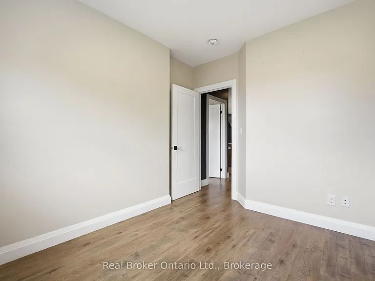 58 Rosslyn Ave N #2 — Photo 20