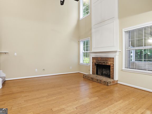3rd image of 237 Kensington Trce