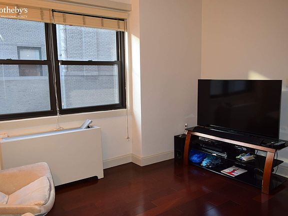 4th image of 58 W 58th St APT 19F