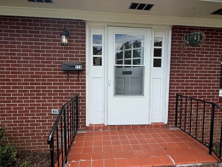 228 College Dr — Photo 4