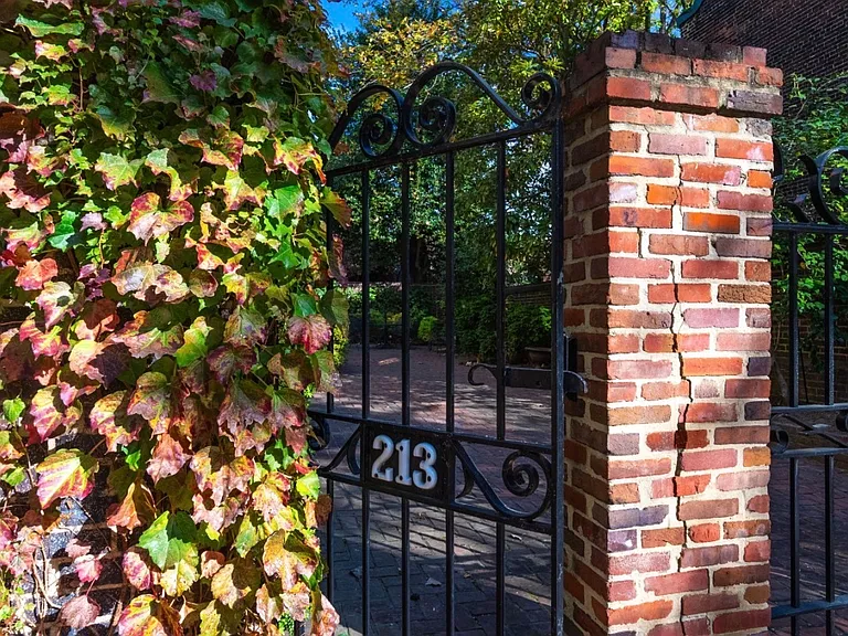 213 Cameron St — Photo 2