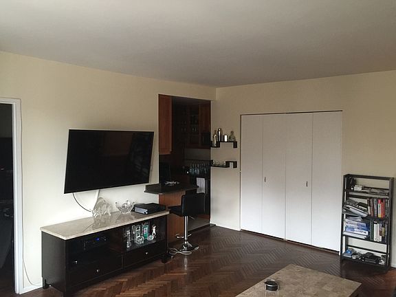 4th image of 216-218 E 47th St #19B