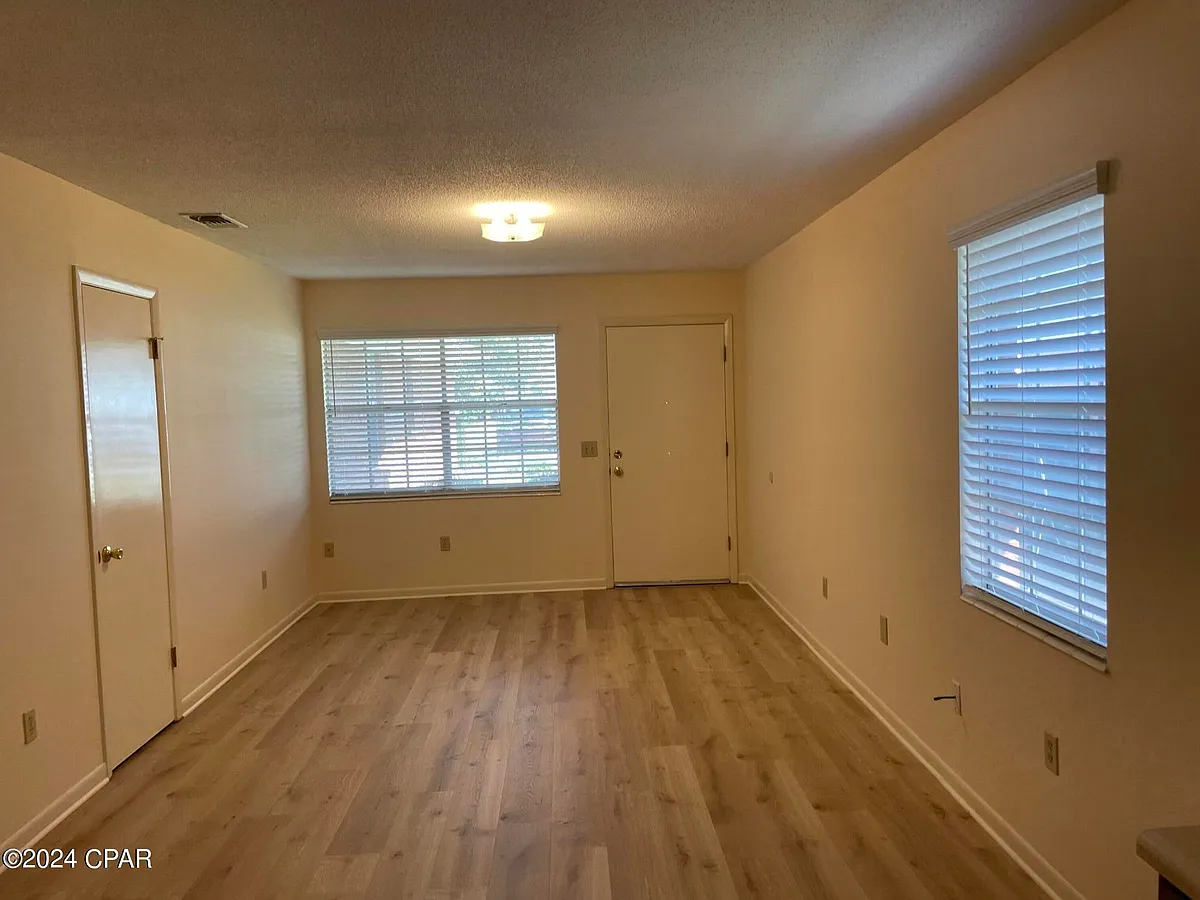 Building Photo - 5605 Hilltop Ave #B
