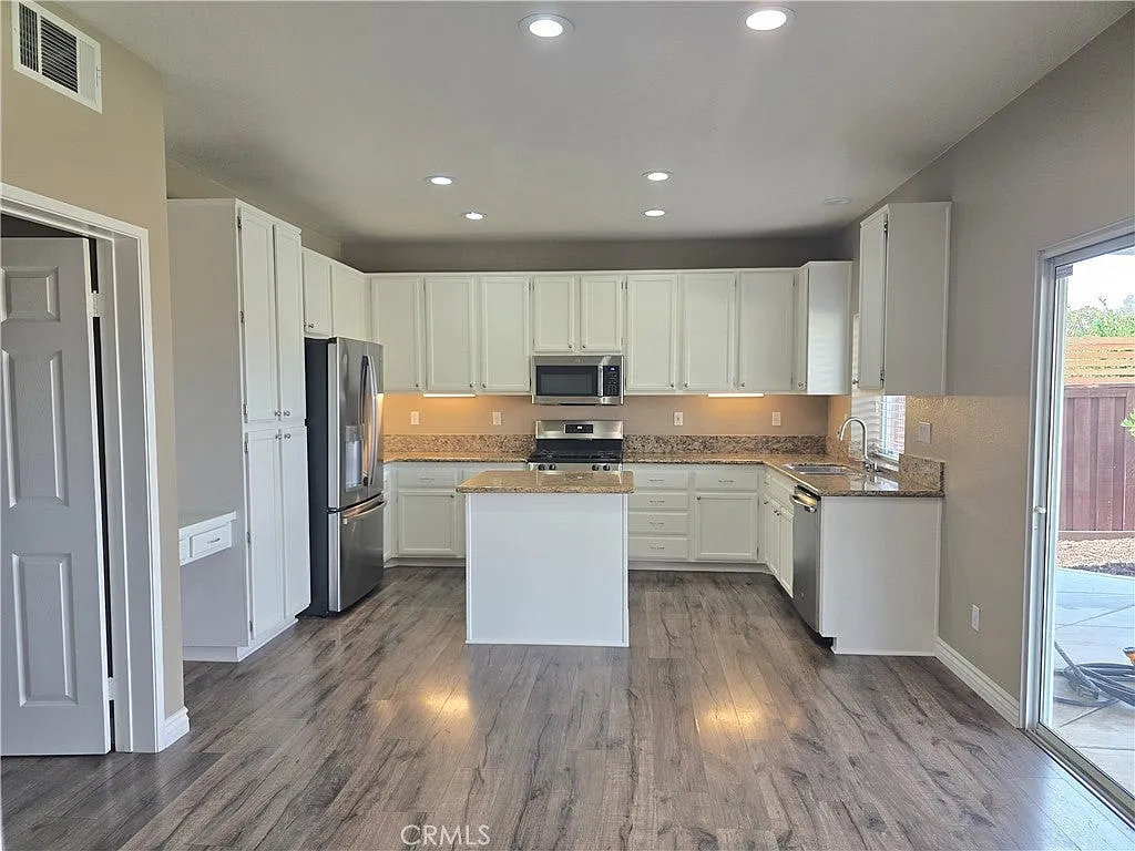 4 bed, 2.5 bath, 1777 sqft, $3,800 — Photo 4