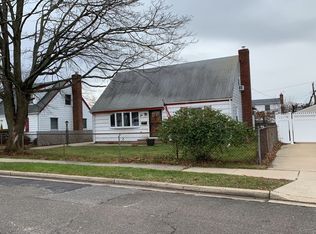 6 Gables Dr, Hicksville, NY 11801