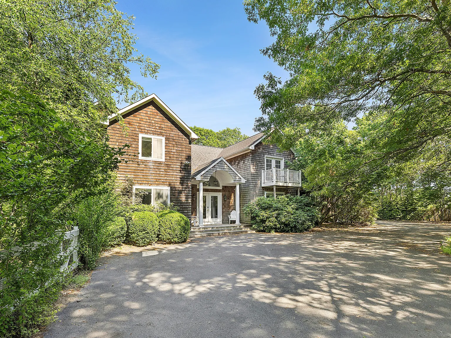 Resort Living in Quogue Village — Photo 2