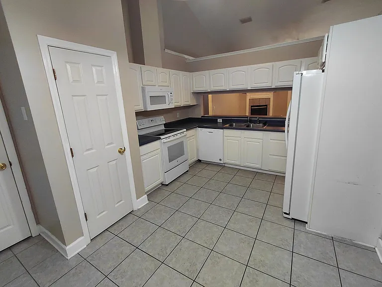 3508 Larkspur Ln — Photo 4