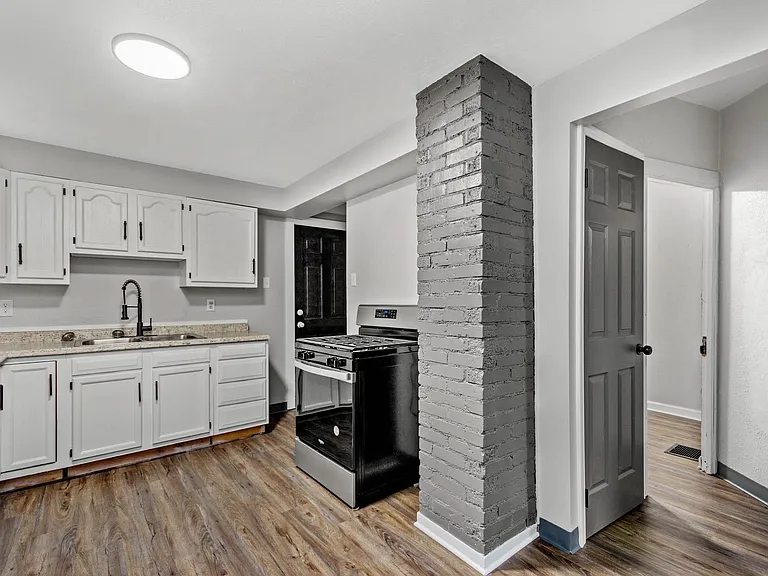 361 Vine St — Photo 13
