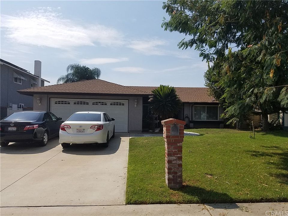 1st image of 1556 E Bermuda Dunes St