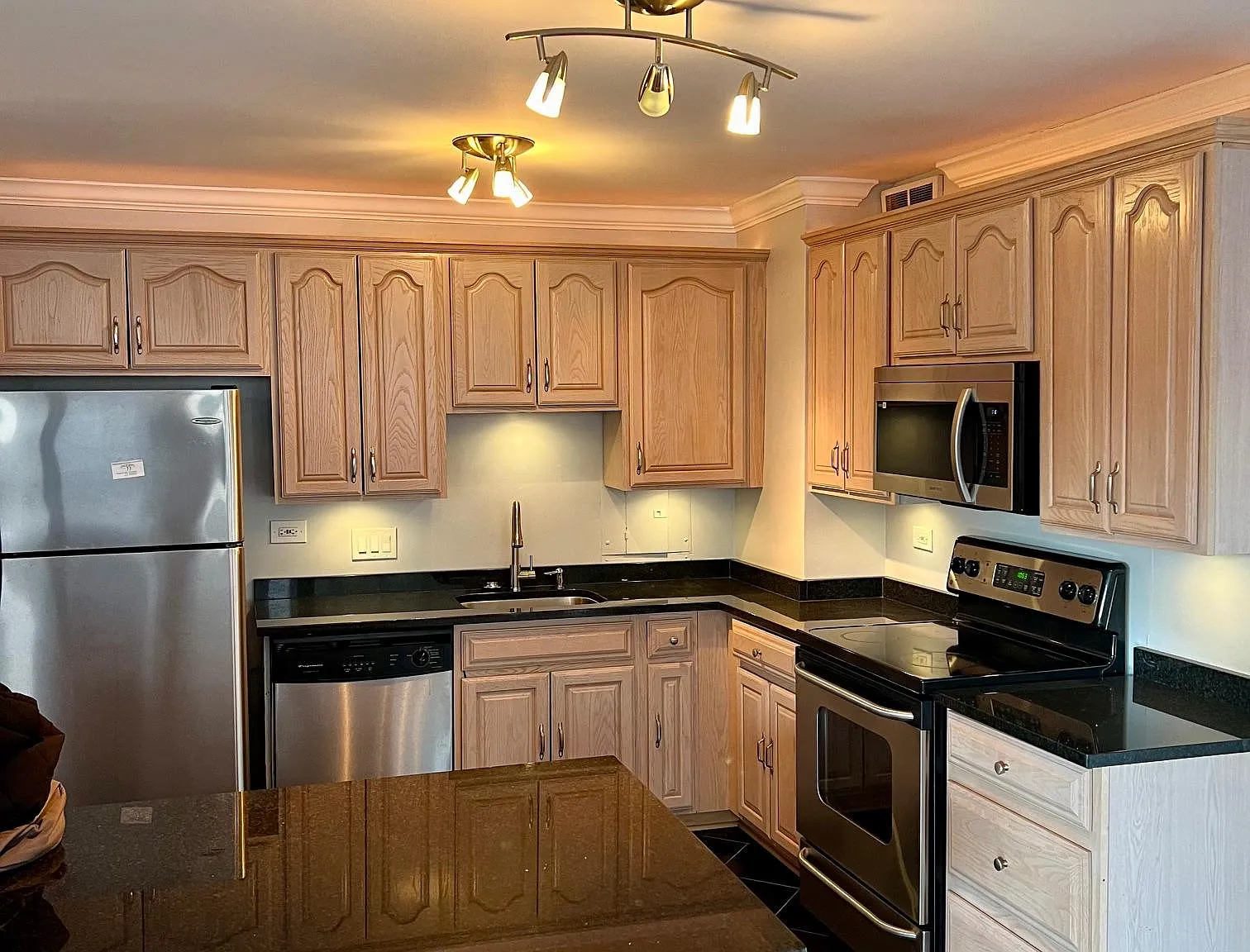 1 bed, 800 sqft, $2,250 — Photo 3