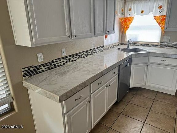 5th image of 612 E RACINE Place