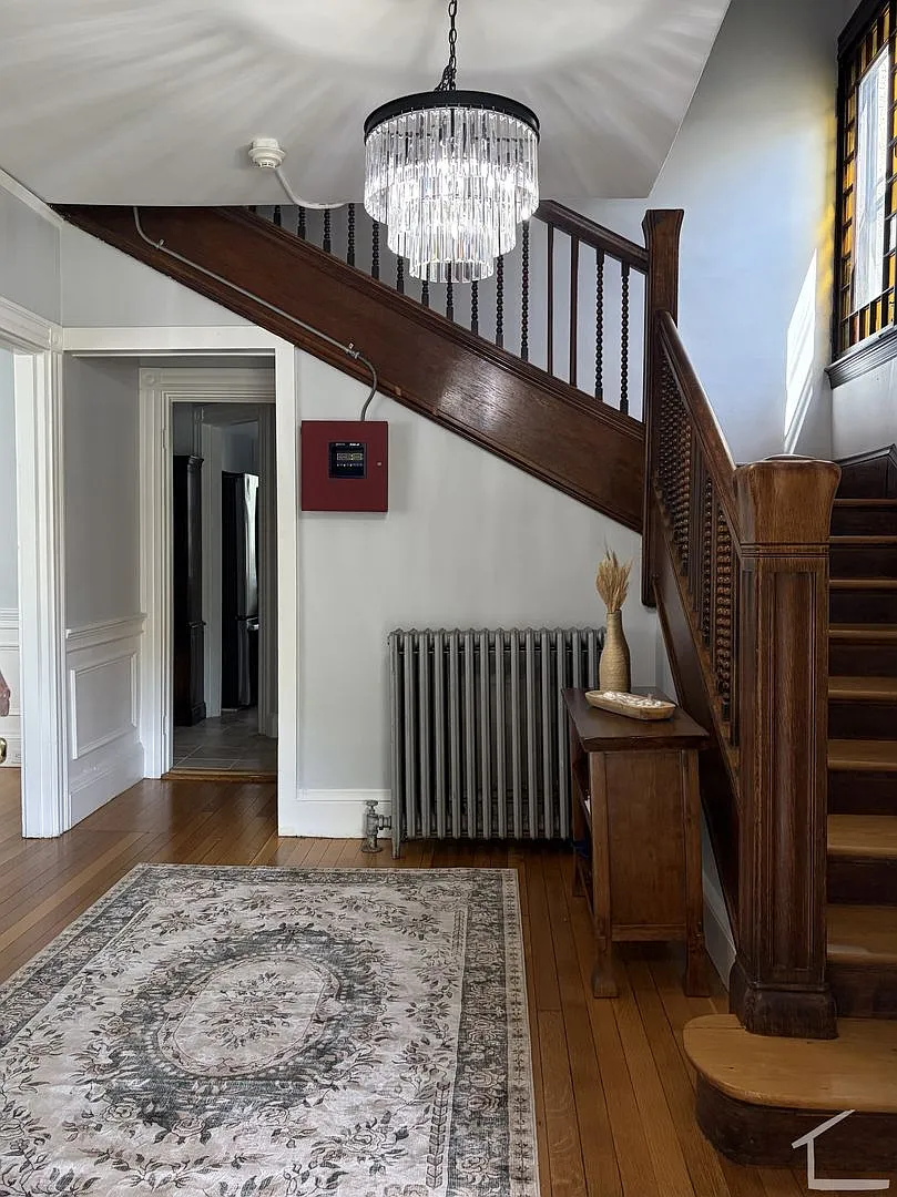 Beautiful 6 bed single family with parking included in Watertown available for rent NOW! — Photo 3