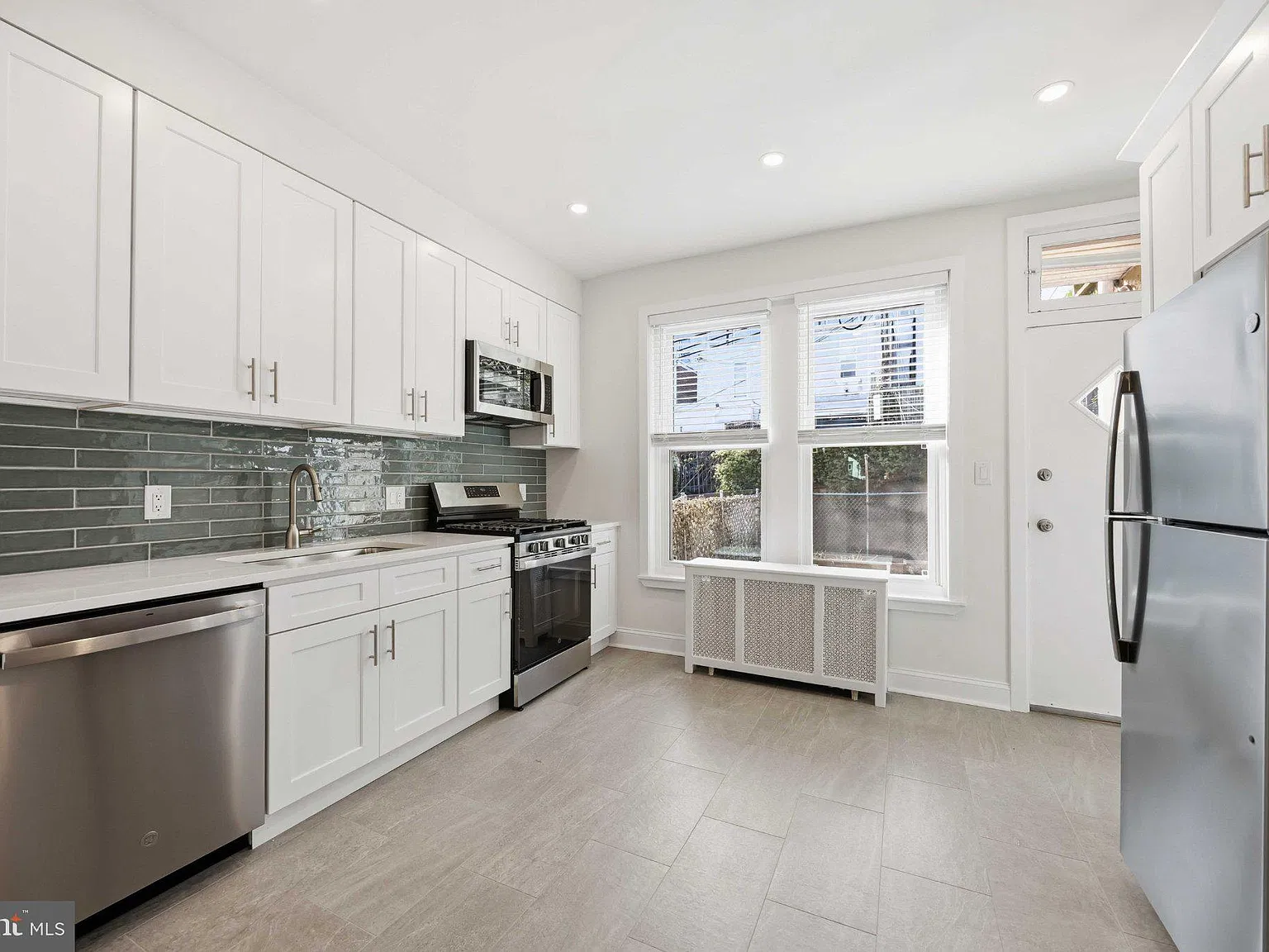 2 bed, 1.0 bath, 1120 sqft, $2,300 — Photo 3