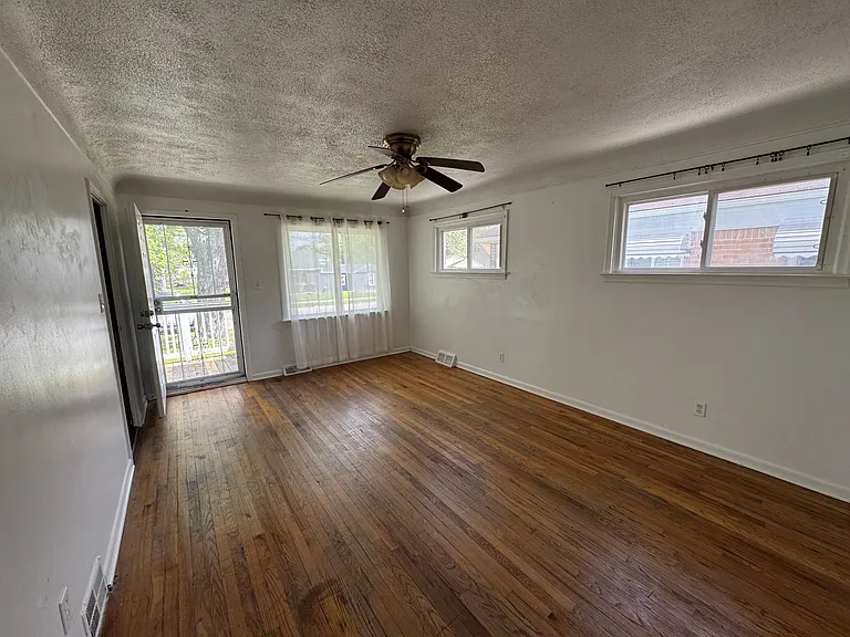 29203 Oakwood St — Photo 2