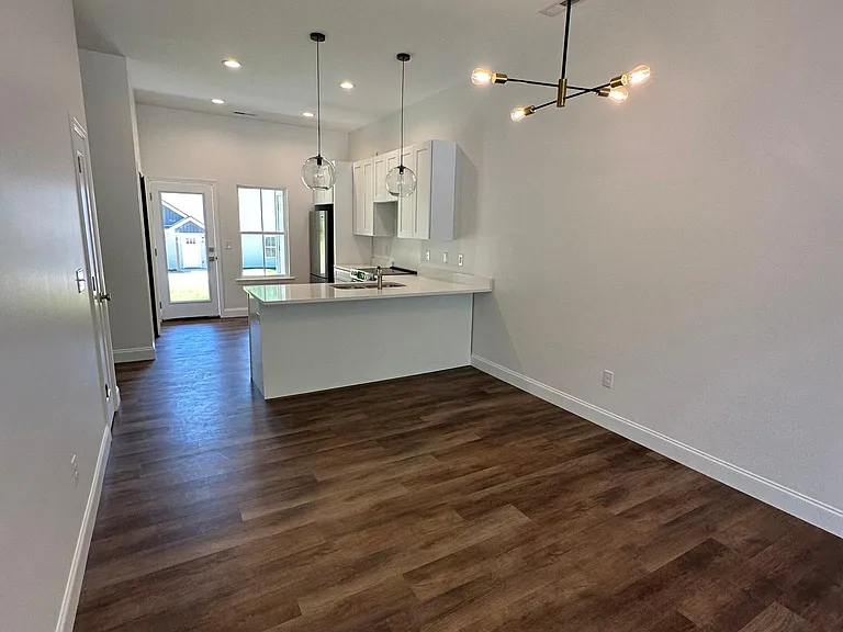 104 Lakeside Dr — Photo 4